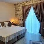 F&g לינה וארוחת בוקר 4*