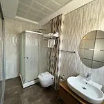 לינה וארוחת בוקר F&g